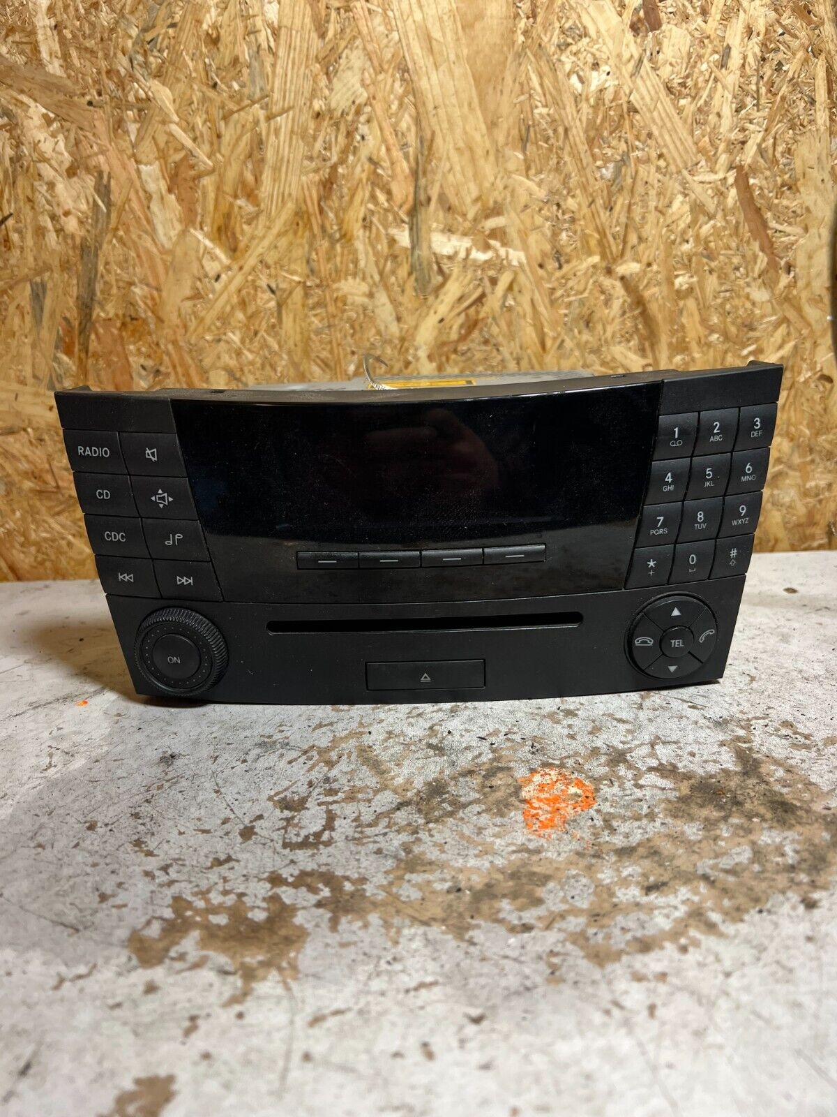 D127 MERCEDES BENZ E CLASS E220 CD RADIO PLAYER HEAD UNIT OEM A2118209789